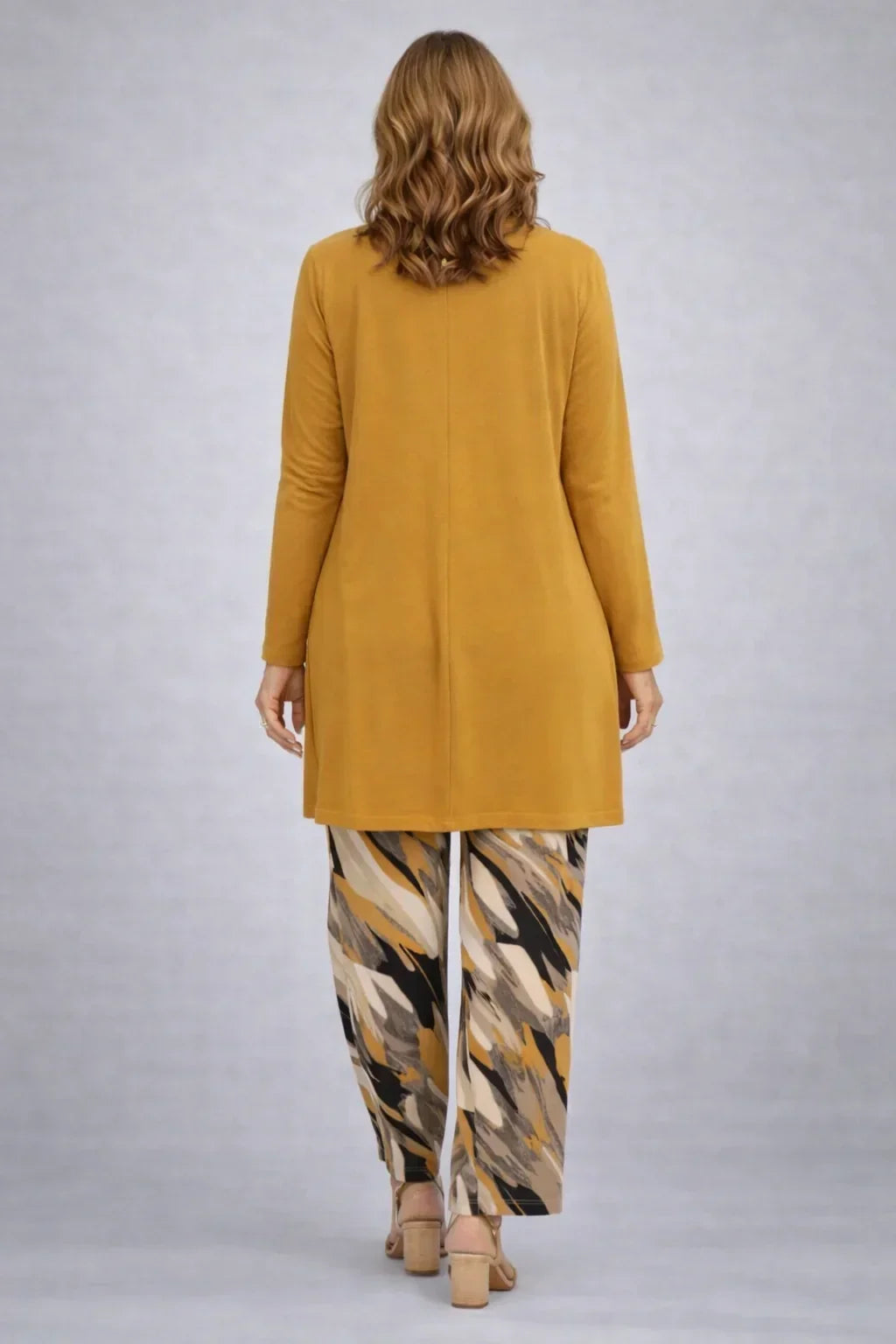 Ensemble trois pièces Honora moutarde avec pantalon imprimé