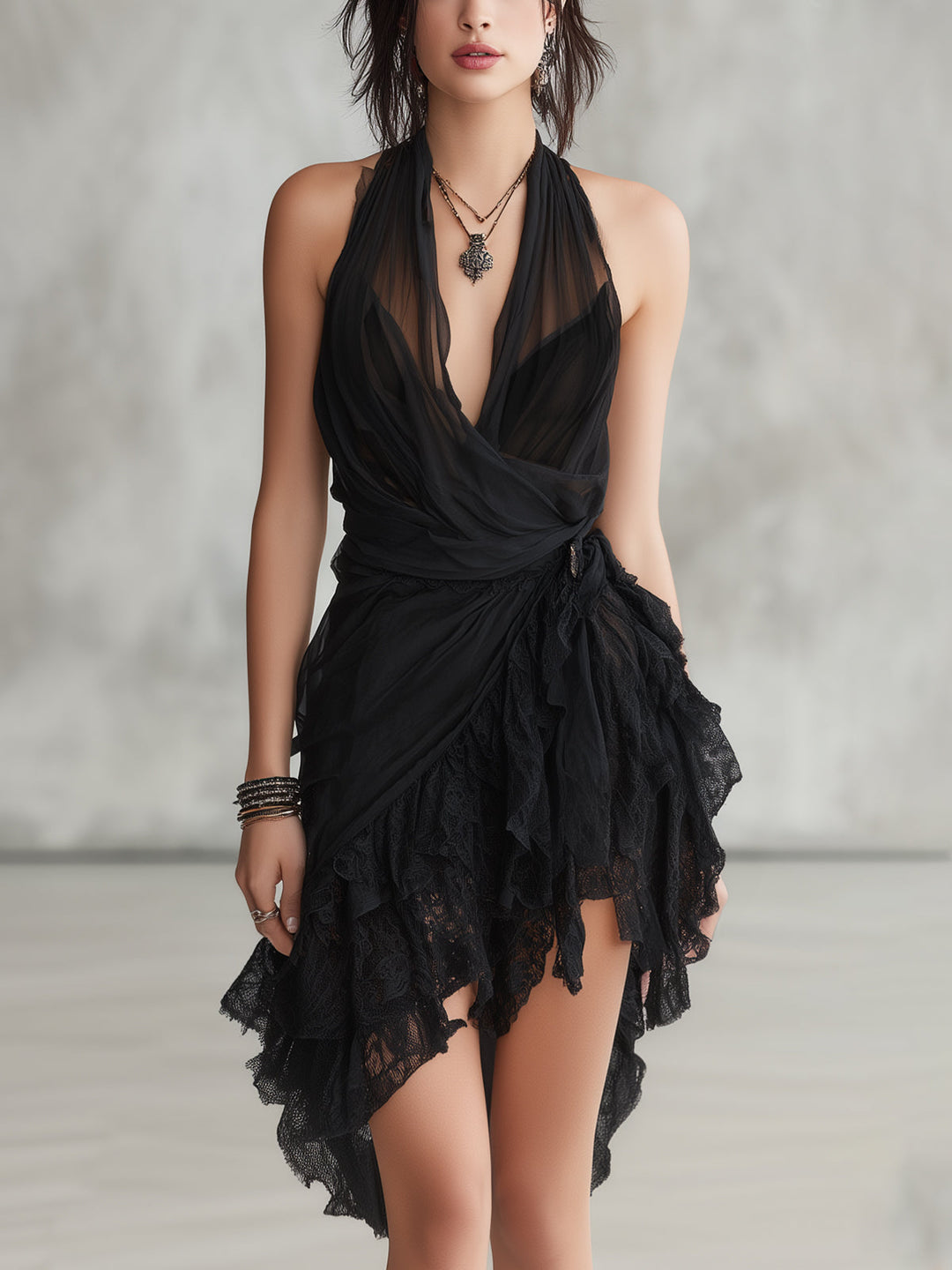 Robe courte noire dos-nu en dentelle à volants