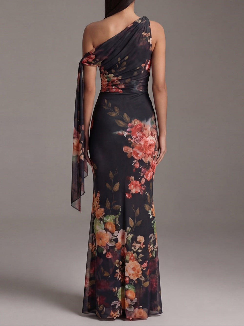 Robe longue en mousseline plissée imprimée noire à une épaule