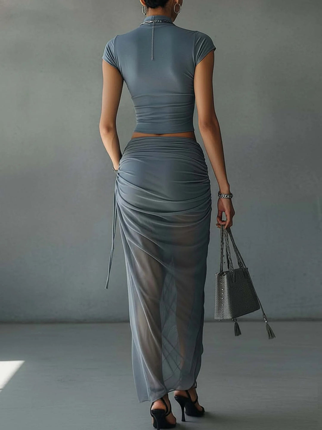 Ensemble t-shirt court bleu et jupe drapée en maille transparente