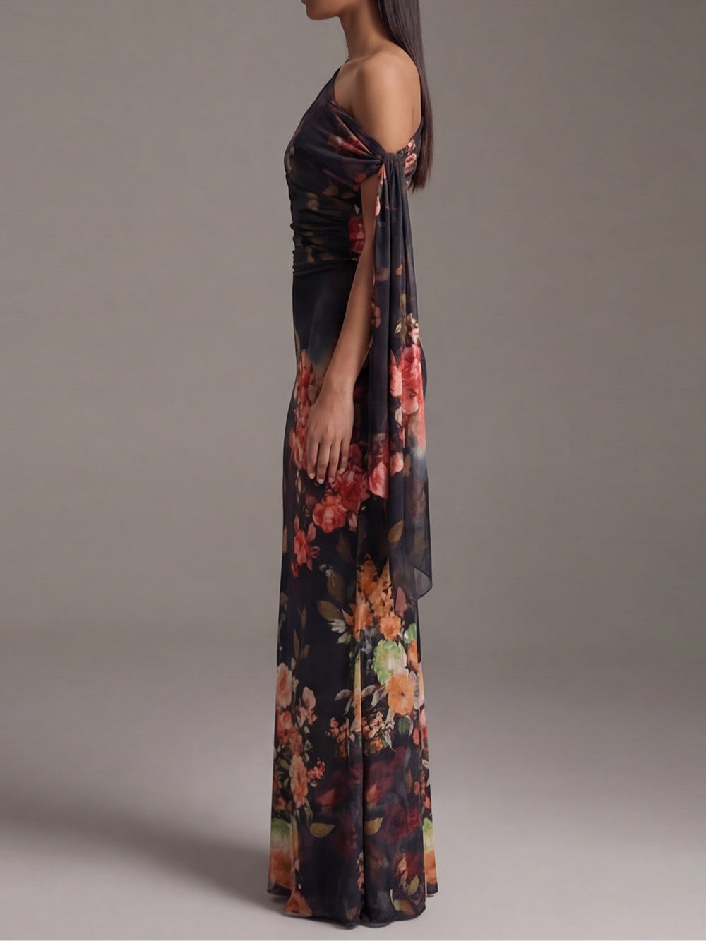 Robe longue en mousseline plissée imprimée noire à une épaule