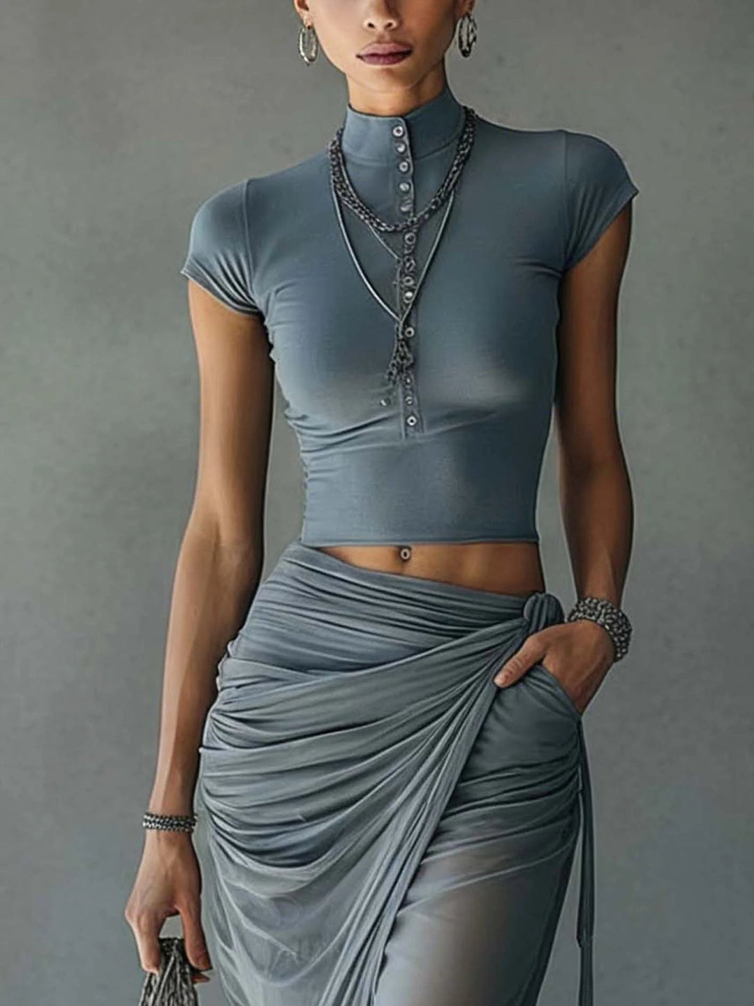 Ensemble t-shirt court bleu et jupe drapée en maille transparente