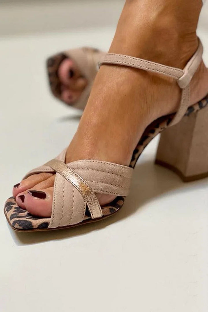 Escarpins à talon large peep toe imprimé léopard patchwork Kaki