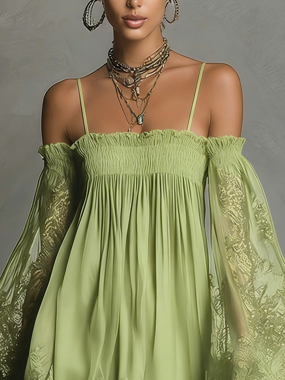 Noemi | Robe courte en mousseline bleu marine à encolure dénudée, finitions en dentelle et manches transparentes
