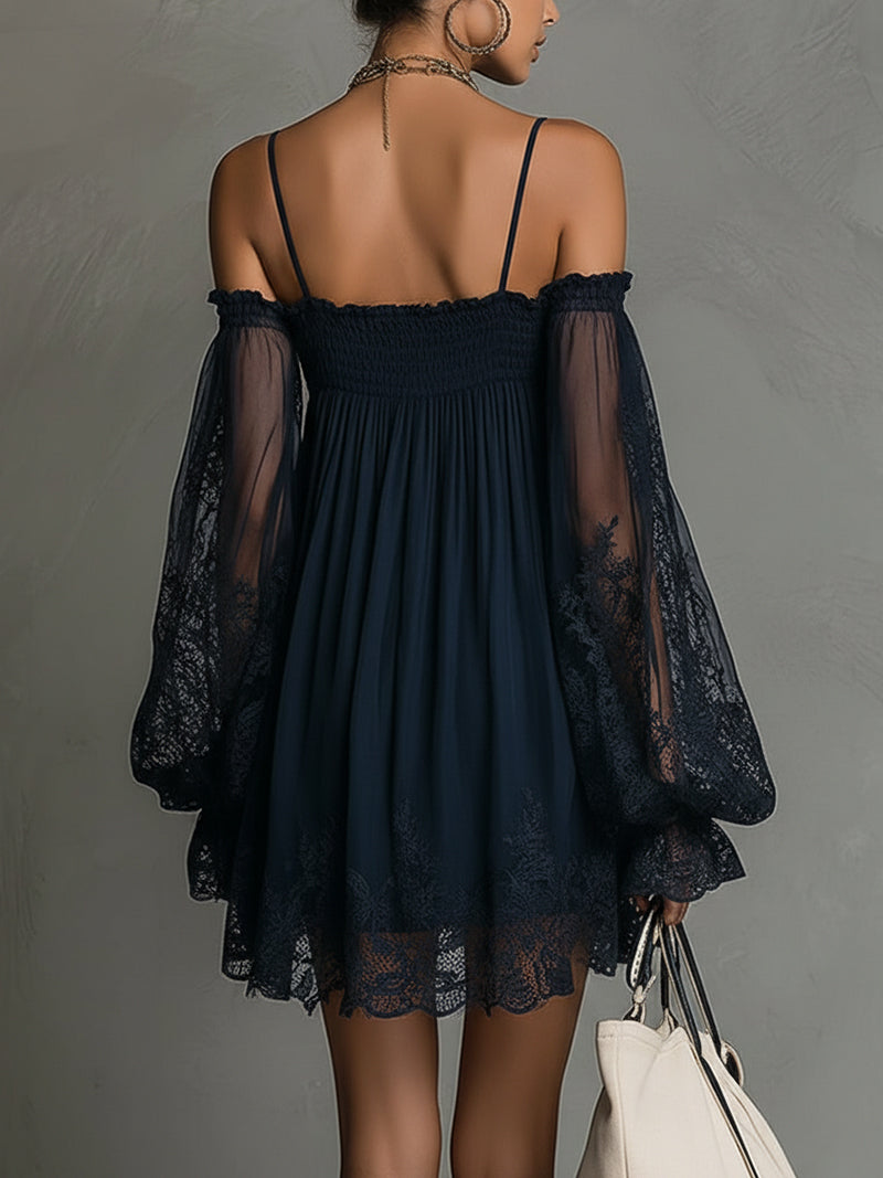 Noemi | Robe courte en mousseline bleu marine à encolure dénudée, finitions en dentelle et manches transparentes