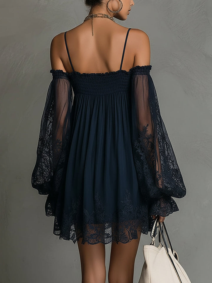 Noemi | Robe courte en mousseline bleu marine à encolure dénudée, finitions en dentelle et manches transparentes