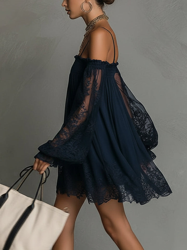Noemi | Robe courte en mousseline bleu marine à encolure dénudée, finitions en dentelle et manches transparentes