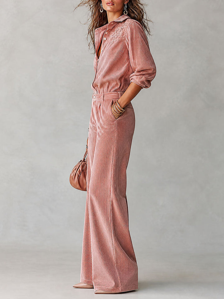 Ensemble bohème avec chemise en velours côtelé bordée de dentelle et pantalon à jambes larges