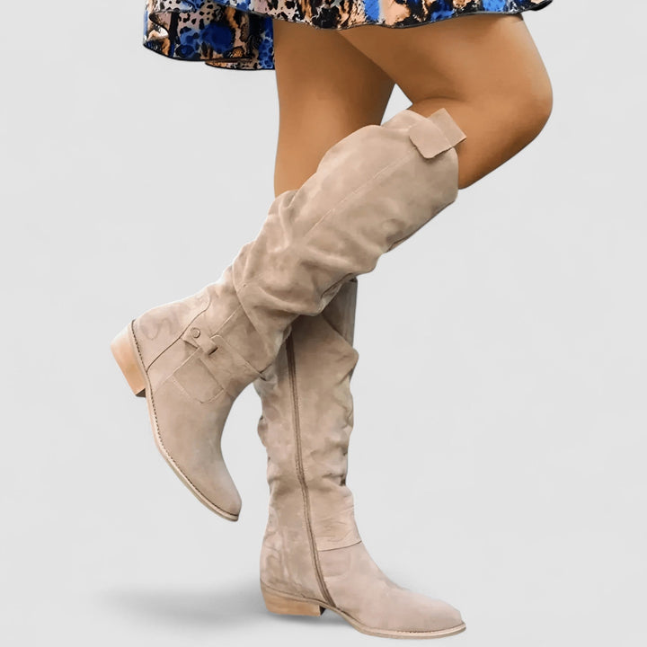 Charlotte – Bottes hautes en daim doux à petit talon confortable