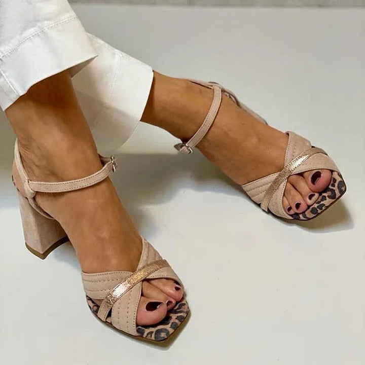 Escarpins à talon large peep toe imprimé léopard patchwork Kaki