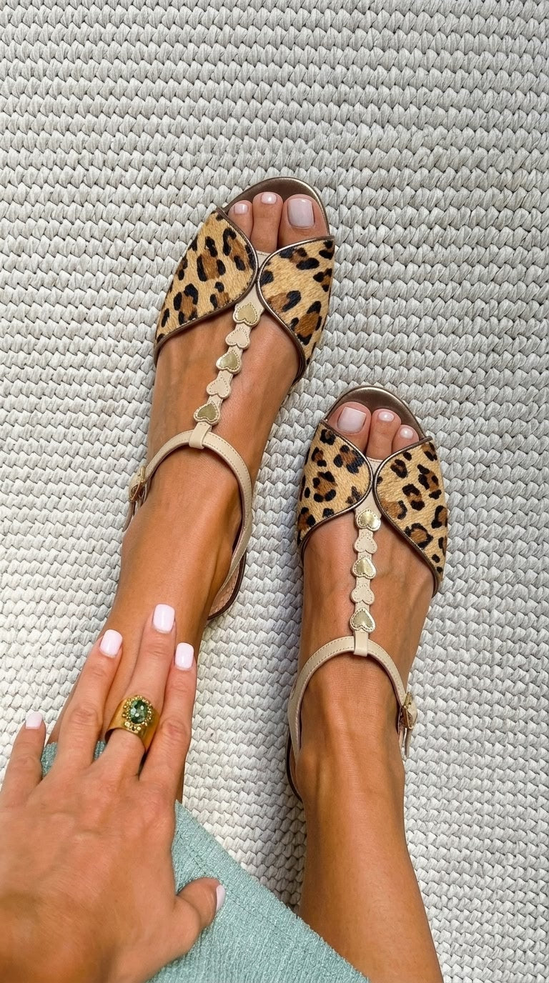 Sandales peep toe imprimé léopard Doré avec bride en T et cœur