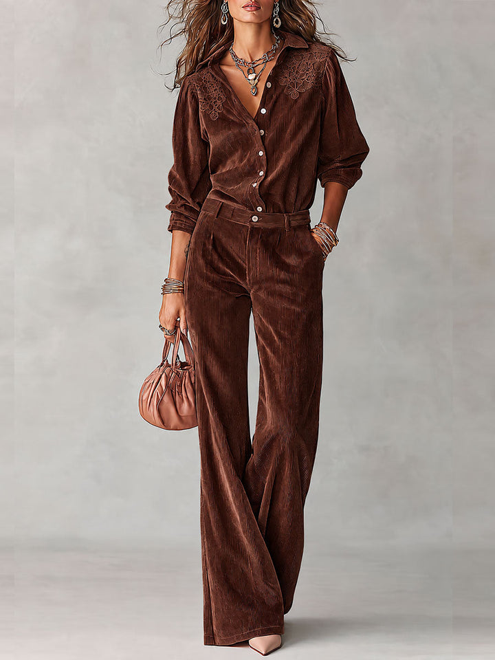 Ensemble bohème avec chemise en velours côtelé bordée de dentelle et pantalon à jambes larges