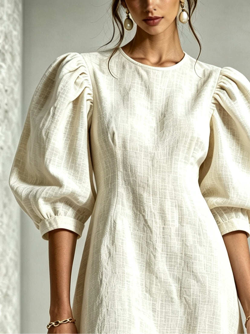 Blanche | Robe Mini à Manches Bouffantes et Ourlet Fleuri