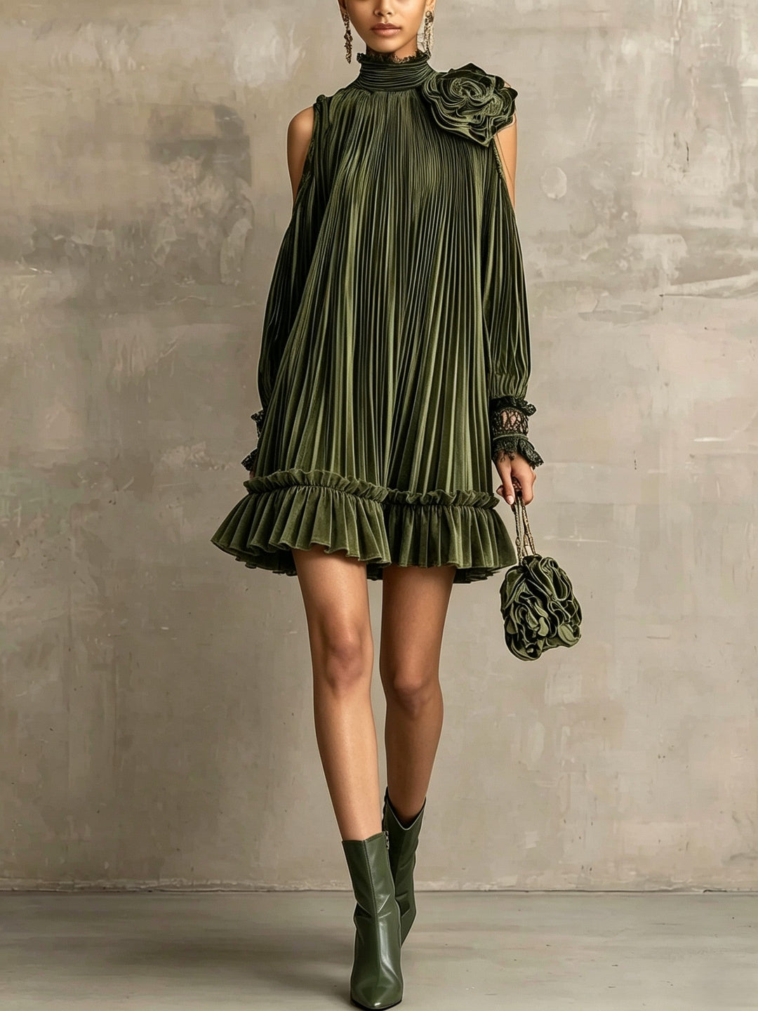 Élégante mini-robe plissée vert olive à col montant, ourlet volanté et détail en forme de rose