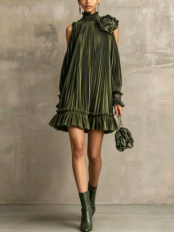 Élégante mini-robe plissée vert olive à col montant, ourlet volanté et détail en forme de rose