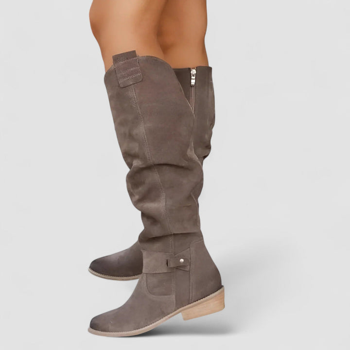 Charlotte – Bottes hautes en daim doux à petit talon confortable