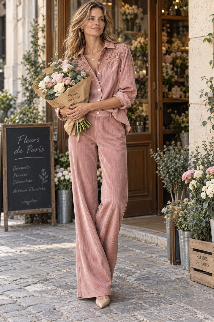 Ensemble bohème avec chemise en velours côtelé bordée de dentelle et pantalon à jambes larges