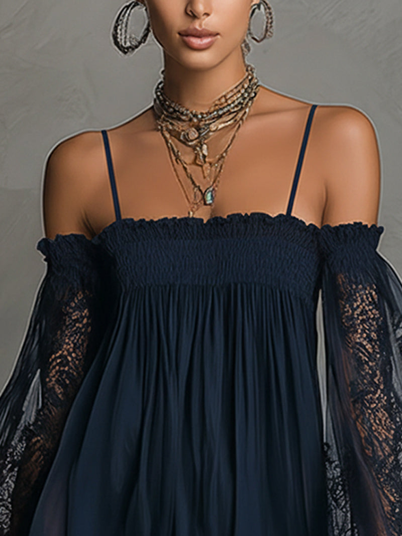 Noemi | Robe courte en mousseline bleu marine à encolure dénudée, finitions en dentelle et manches transparentes