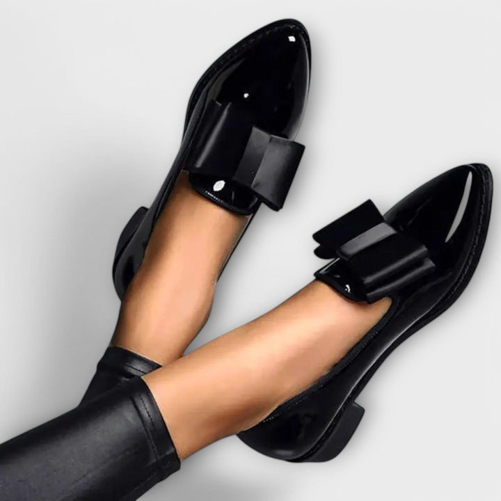 Séverine – Mocassins vernis élégants à nœud contrasté