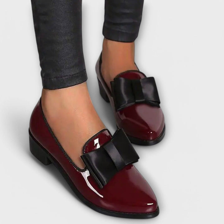 Séverine – Mocassins vernis élégants à nœud contrasté
