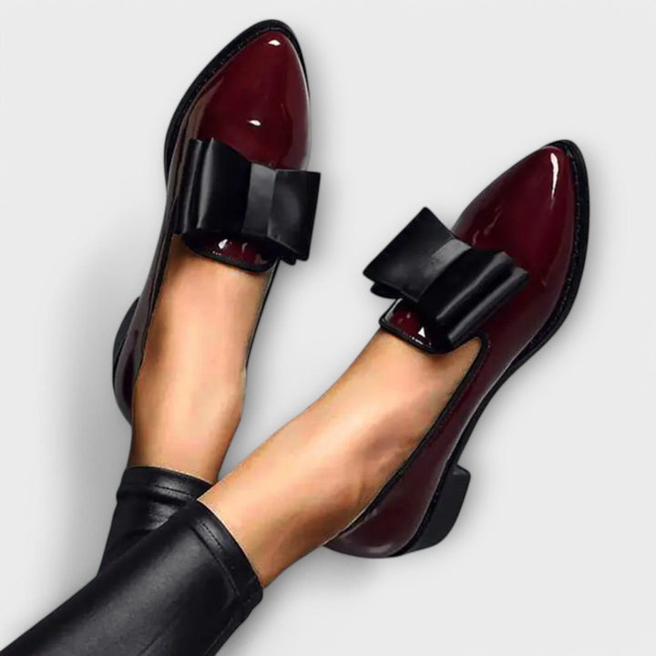 Séverine – Mocassins vernis élégants à nœud contrasté