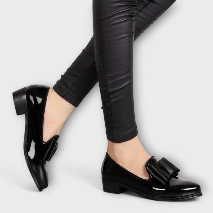 Séverine – Mocassins vernis élégants à nœud contrasté