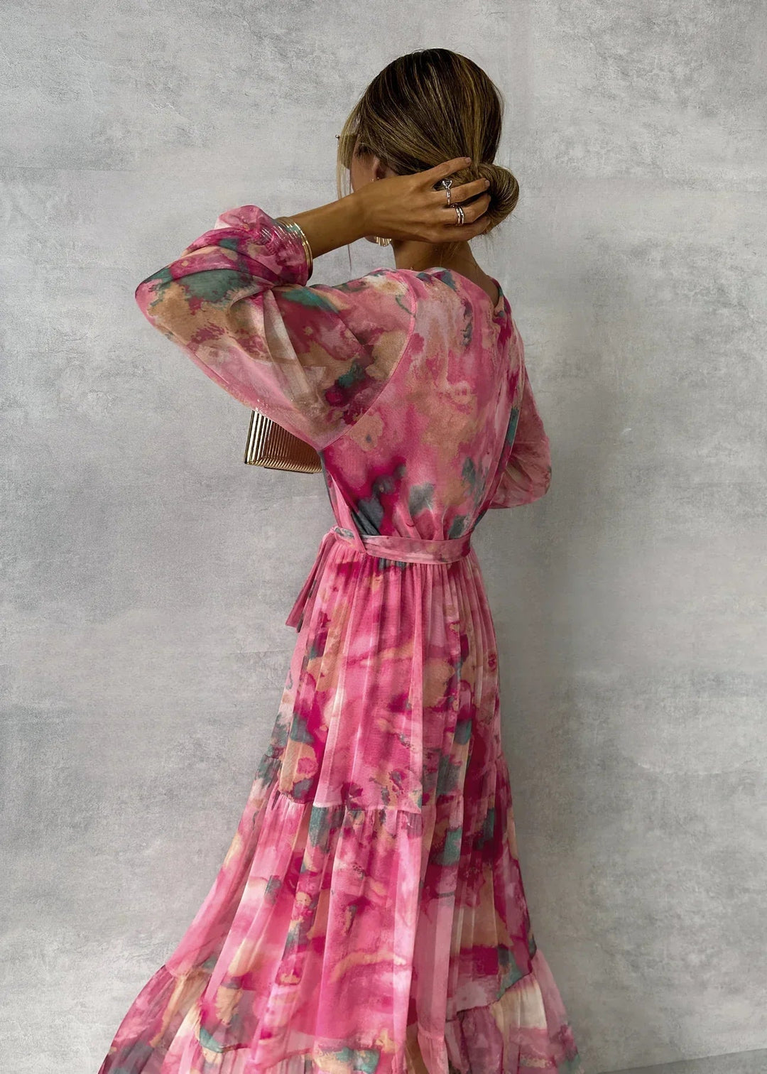 ZOEY | Robe portefeuille fleurie aux couleurs vives, avec une coupe flatteuse à volants superposés