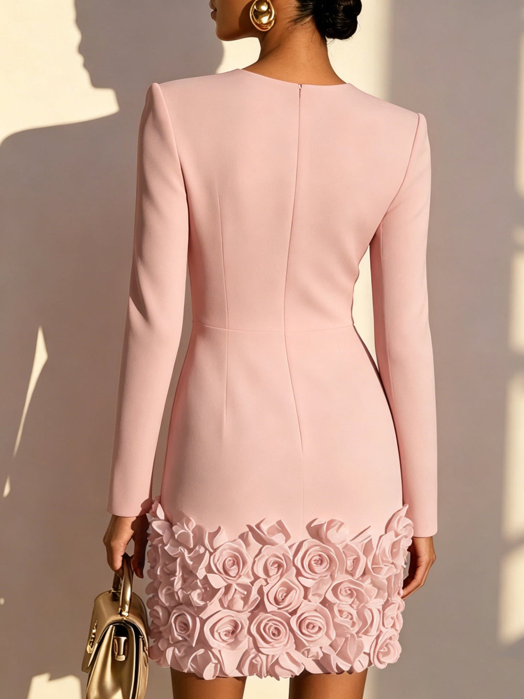 Annabelle | Robe mini ajustée avec ourlet sculpté en forme de rose