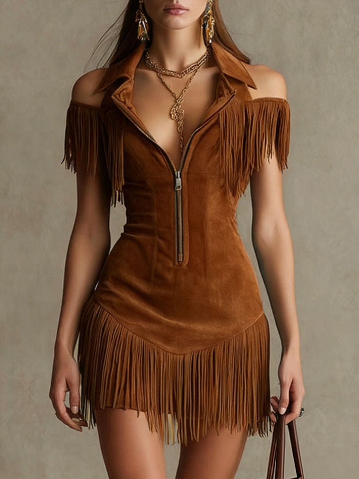 Julia | Robe western rétro en daim d’inspiration américaine, à épaules dénudées, avec détails à franges