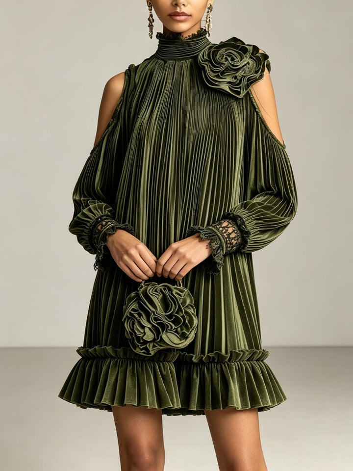 Élégante mini-robe plissée vert olive à col montant, ourlet volanté et détail en forme de rose