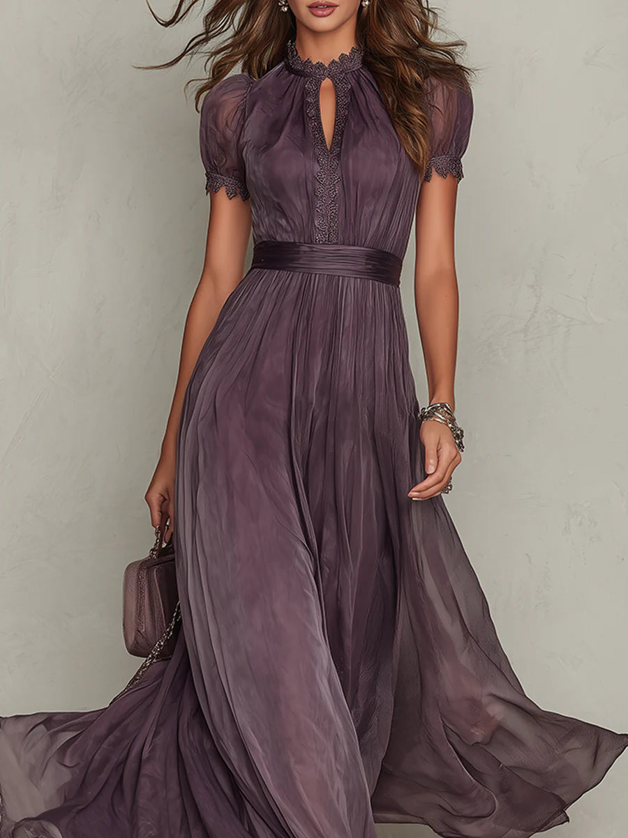 Robe longue violette en mousseline à encolure ajourée et bordure en dentelle