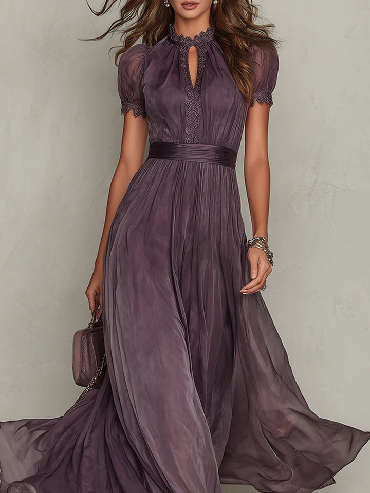 Robe longue violette en mousseline à encolure ajourée et bordure en dentelle