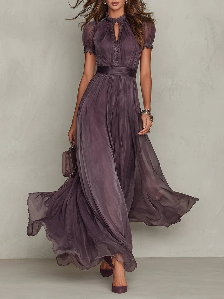 Robe longue violette en mousseline à encolure ajourée et bordure en dentelle