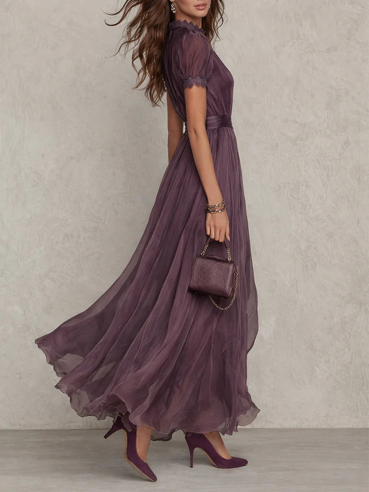 Robe longue violette en mousseline à encolure ajourée et bordure en dentelle