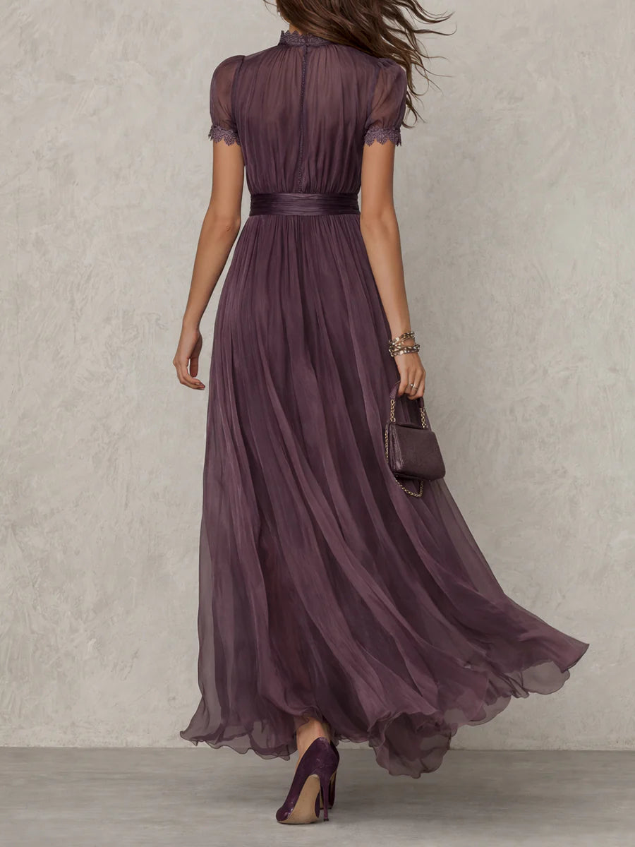Robe longue violette en mousseline à encolure ajourée et bordure en dentelle