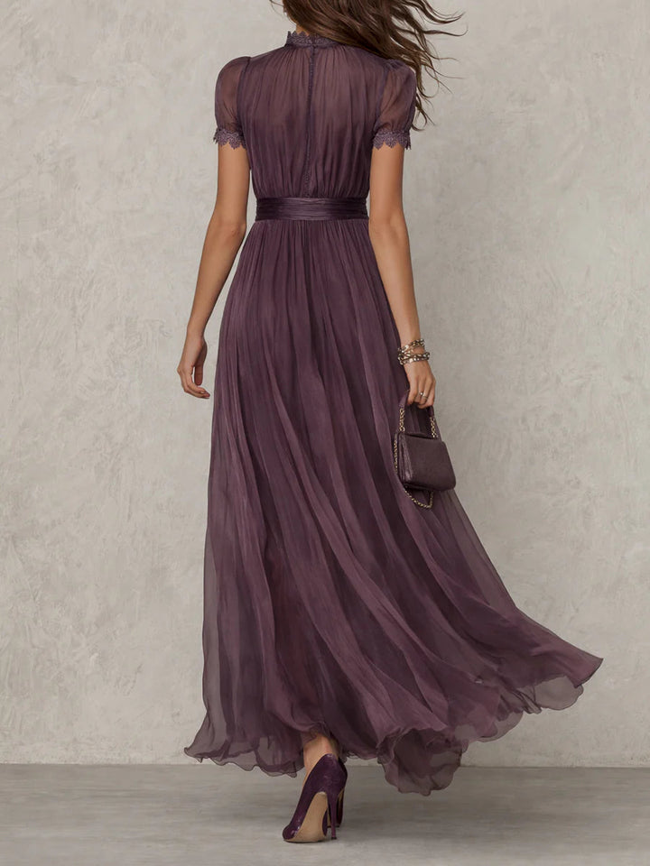 Robe longue violette en mousseline à encolure ajourée et bordure en dentelle