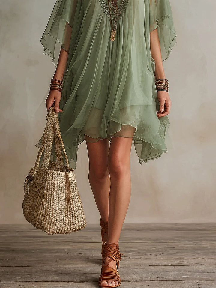 Robe courte verte en mousseline à col en V et volants superposés