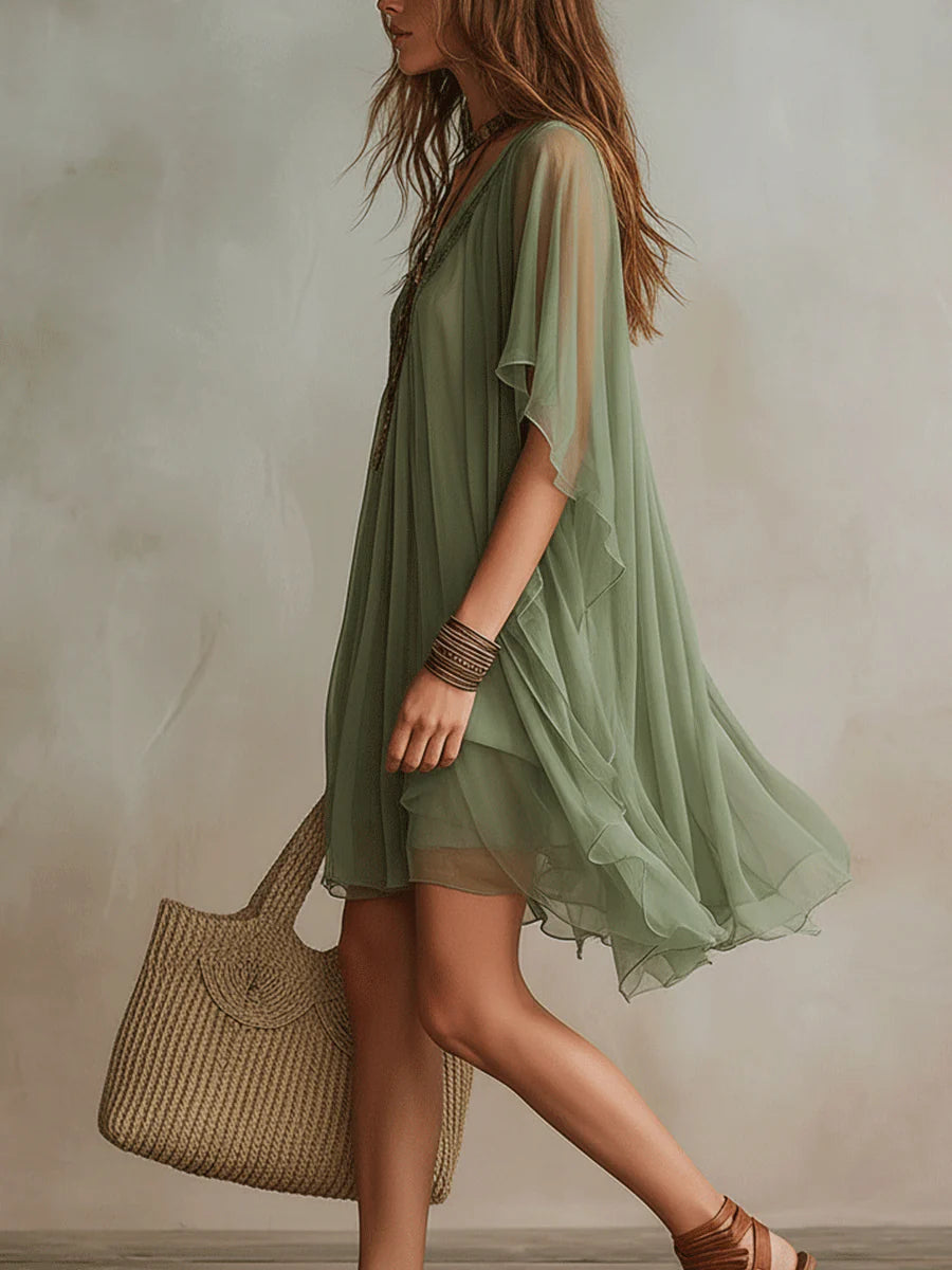 Robe courte verte en mousseline à col en V et volants superposés