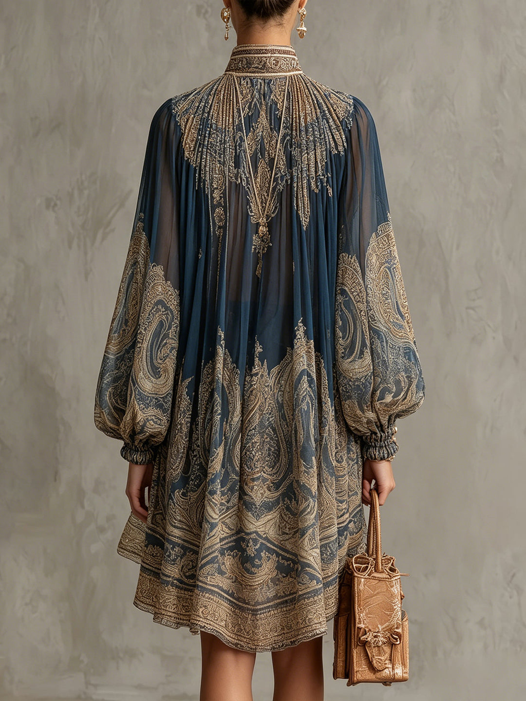 Robe courte bleu marine en mousseline à imprimé baroque, col haut et ourlet asymétrique