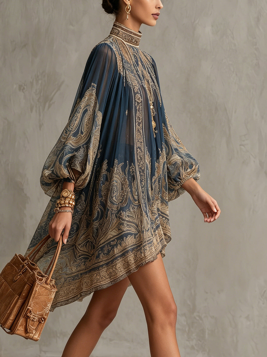 Robe courte bleu marine en mousseline à imprimé baroque, col haut et ourlet asymétrique