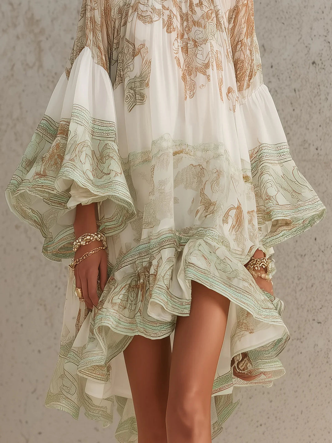 Robe courte verte en mousseline imprimée à manches évasées et ourlet à volants