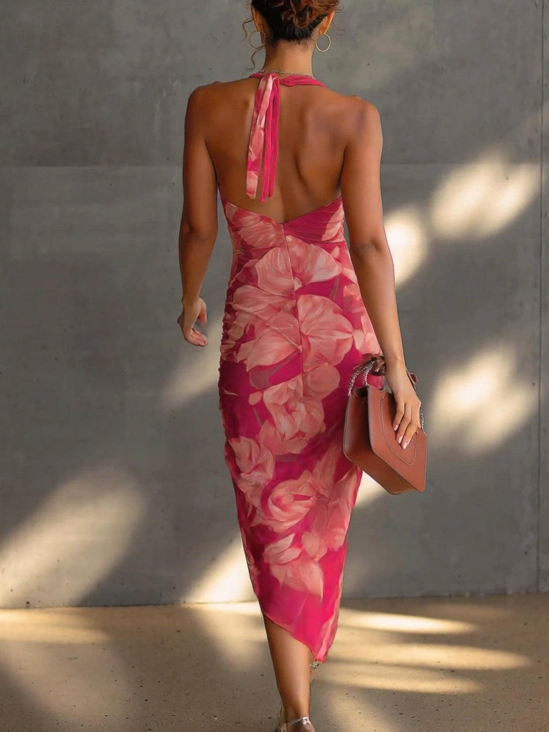 Robe moulante fuchsia à imprimé floral, sans manches, froncée et fendue sur le côté