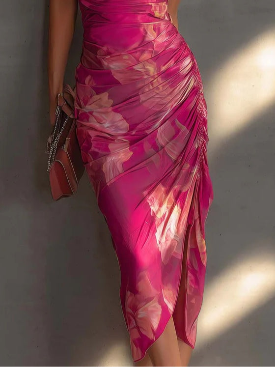Robe moulante fuchsia à imprimé floral, sans manches, froncée et fendue sur le côté