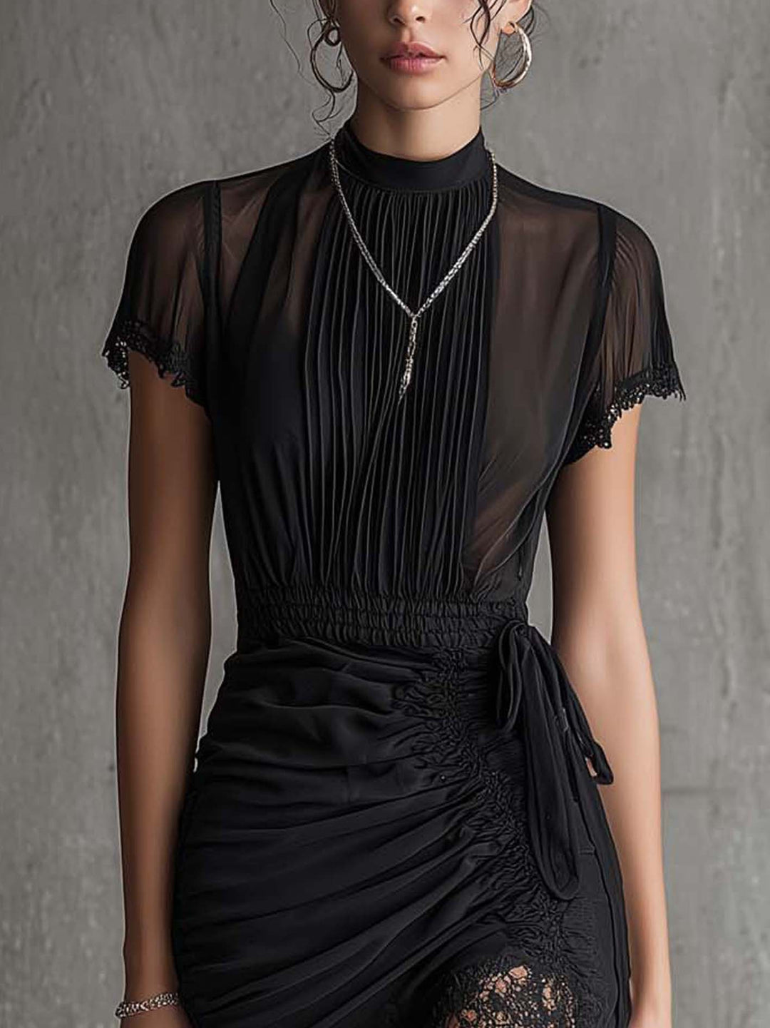 Robe courte noire en mousseline à taille plissée et bordure en dentelle