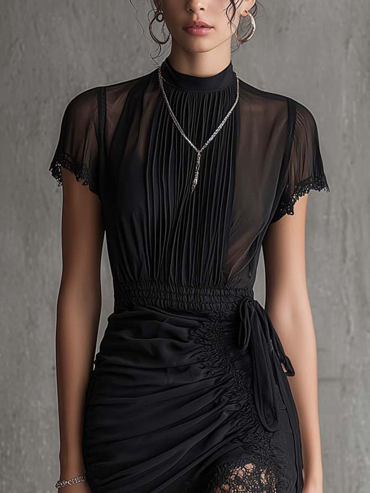 Robe courte noire en mousseline à taille plissée et bordure en dentelle