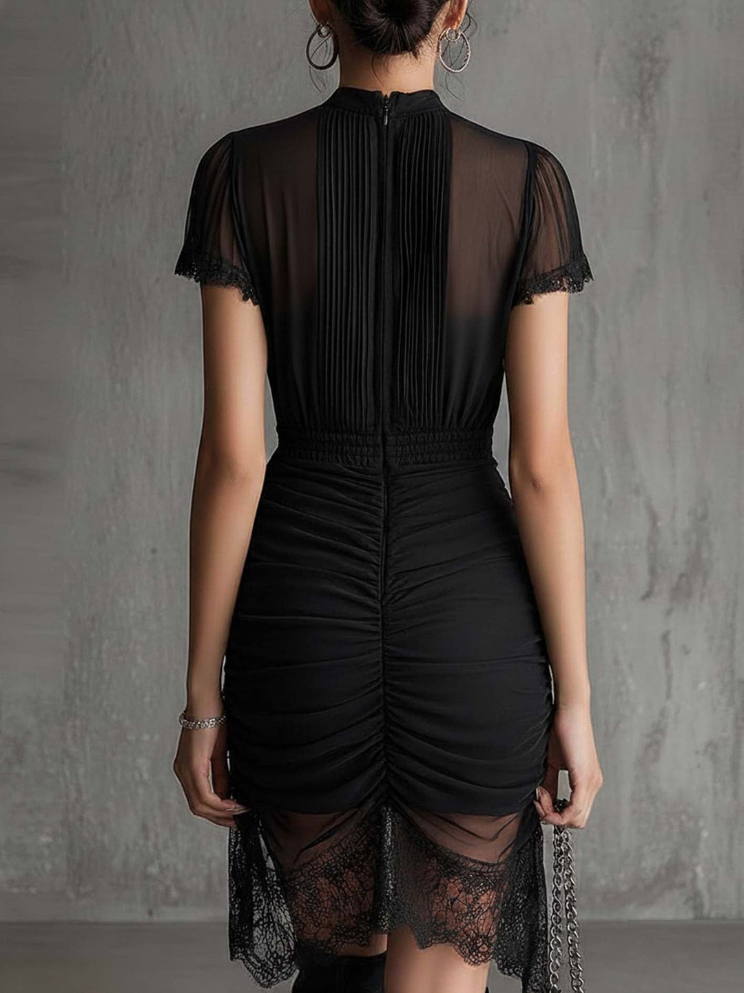Robe courte noire en mousseline à taille plissée et bordure en dentelle