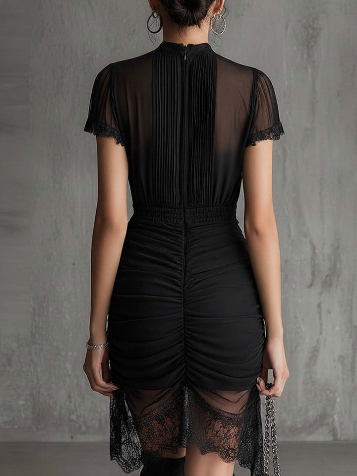 Robe courte noire en mousseline à taille plissée et bordure en dentelle