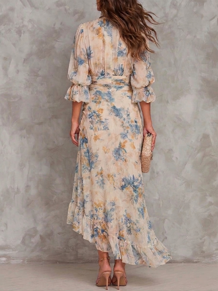 Robe longue beige col roulé en mousseline, imprimé floral peinture à l'huile et ourlet asymétrique