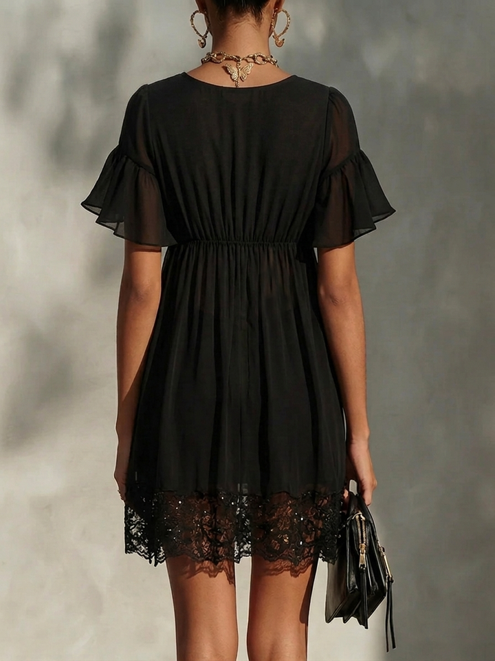 Arabella | Mini robe noire avec zip frontal, dentelle et manches volantées