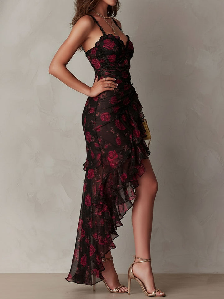 Robe chic à fleurs noires et rouges, taille froncée et ourlet à volants